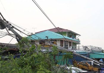 พายุฤดูร้อน-ลูกเห็บถล่มปทุมฯ บ้านเรือนเสียหาย เสาไฟฟ้าหักกว่า 20 ต้น