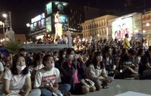 ชาวโคราชนับพันคนร่วมจุดเทียนไว้อาลัยเหตุกราดยิง