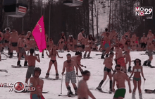 ใส่ชุดว่ายน้ำเล่นสกีในรัสเซียหวังทำสถิติโลก