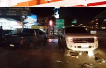 รถชนกัน 4 คันก่อนพุ่งเข้าร้านค้าริมทาง