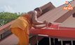 พระปีนหลังคาติดโซลาร์เซลล์ หวังลดค่าไฟวัด