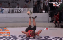 2 สาวโชว์ลีลา “ฟรีสไตล์ฟุตบอล”