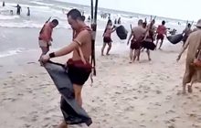 นทท.ตื่นตานักรบบางระจันบุกเก็บขยะหาดแสน