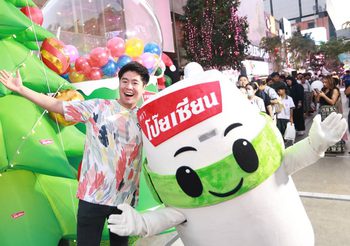 ผลิตภัณฑ์ตราโป๊ยเซียน จัดใหญ่ “โป๊ยเซียนกาชาปองยักษ์” มอบเป็นของขวัญและความสุข ในงาน Siam Street BIG RETURN 2024