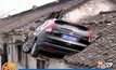 รถยนต์เสียหลักพุ่งชนหลังคาบ้านในจีน