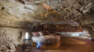 ‘Backham Creek Cave’ นอนถ้ำอย่างหรู อยู่แบบฟลิ้นท์สโตนส์