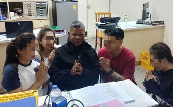 พาครอบครัวไหว้ขอขมา ตำรวจเจ็บจากเหตุเมากร่าง