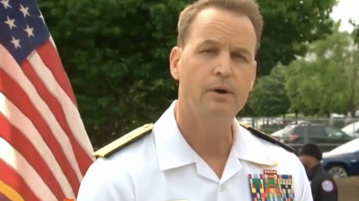 นักกระโดดร่มของกองทัพเรือสหรัฐฯ เสียชีวิตระหว่างแสดงโชว์