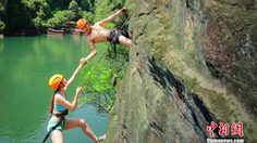 รักขาลุย! คู่รักเอ็กซ์สตรีม ปีนผา ขอแต่งงาน ในอุทยานแห่งชาติ จางเจียเจี้ย