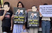 นักศึกษาไทยในอเมริกา ชูป้ายประท้วงนายกฯ
