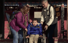 ครอบครัวใจบุญรับเลี้ยงเด็กพิการจีน