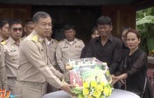 พระราชทานสิ่งของแก่ญาติ จนท.พลีชีพเหตุระเบิดยะลา