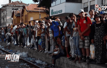 ผู้อพยพแย่งกันขึ้นรถไฟในมาซิโดเนีย