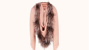 ถึงกับต้องทำโมเสกก่อนรีทวิตกันรัวๆ เห็น ผ้าพันคอ Fendi ผืนนี้แล้วนึกถึงอะไร?!!