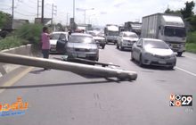 เสาป้ายล้มขวางถนนรถชนกันเสียหายหลายคัน