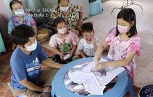 เด็กหญิง10ขวบใช้เวลาว่าง ทำเสื้อมัดย้อมสีสันสวยงาม