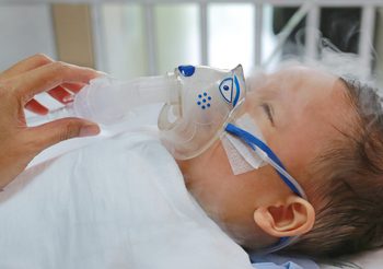 วิธีแยกให้ออกว่าลูกกำลังเป็น ไข้หวัด หรือ RSV โรคระบบทางเดินหายใจ