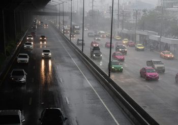 อุตุฯ เตือนภาคอีสาน ตะวันออก ภาคใต้ฝั่งตะวันตก มีฝนตกหนัก