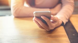 3 เหตุผล ทำไมผู้หญิงหลายๆ คน ยังส่องเฟซบุ๊กของแฟนเก่าอยู่