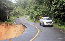 “เบตง” ดินสไลด์ถนนสายหลักพังเสียหาย