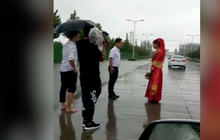 คู่รักชาวจีนฝ่าฝนจัดพิธีแต่งงาน