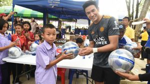 คิงเพาเวอร์ ชวน เกรท วรินทร แจกฟุตบอล ‘ล้านลูก ล้านพลัง สร้างฝันเด็กไทย’ปี3