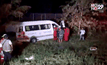 รถตู้โดยสารตกข้างทาง ชาวกัมพูชาบาดเจ็บ 6 คน