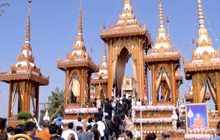 ศิษยานุศิษย์ร่วมวางดอกไม้ที่วัดบ้านไร่วันสุดท้าย