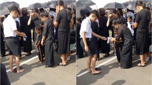 นักเรียนชาย สละถุงเท้าให้เด็ก ที่ยืนเท้าเปล่ากลางแดด งานพระราชพิธีฯ