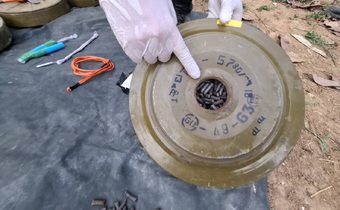 ทภ. 2 เผย ระเบิดที่ยึดได้ในพื้นที่ทหารกัมพูชา พบดัดแปลงจากทุ่น TM-57