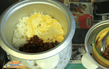 พ่อค้าผุดไอเดียใช้ตาชั่ง เขียง ปิ่นโต แทนจานข้าว