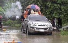 ชาวบ้านแห่ศพลุยน้ำ จ.พิจิตร