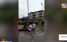 คู่รักชาวจีนฝ่าฝนจัดพิธีแต่งงาน