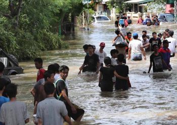 “จาการ์ตา” น้ำท่วมฉับพลัน ประชาชนอพยพ 6 หมื่นราย