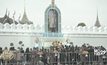 ประชาชนหลั่งไหลกราบสักการะ เบื้องหน้าพระบรมฉายาลักษณ์