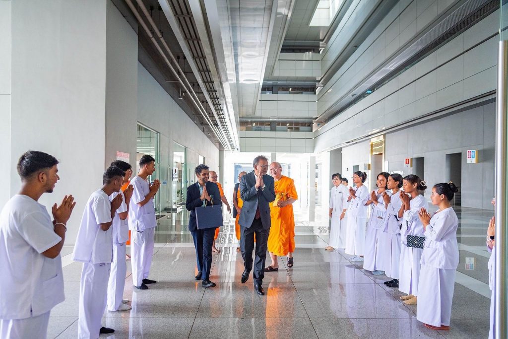 พระวิเทศธรรมาภรณ์ ประธานมูลนิธิธรรมกาย ให้การต้อนรับเอกอัครราชทูตเนปาล
