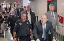 ฮาร์วีย์ ไวน์สตีน ถูกตัดสินว่าผิดในข้อหาล่วงละเมิดทางเพศ