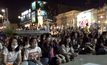 ชาวโคราชนับพันคนร่วมจุดเทียนไว้อาลัยเหตุกราดยิง