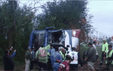 รถทัวร์เสียหลักตกข้างทาง