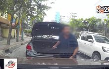 ​แจ้ง 4 ข้อหา หนุ่มใหญ่ขับคัมรี่ชักมีดขู่กลางถนน