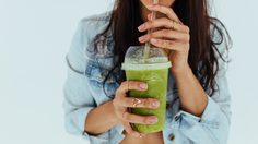 ผายลม บ่อย เป็นเพราะใช้หลอดดูดเครื่องดื่ม สาวๆรู้ตัวกันหรือไม่