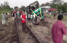 รถไฟชนรถทัวร์นำเที่ยว จ.นครปฐม
