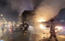 รถบรรทุกชนท้ายเพลิงไหม้ ปิดเส้นทางมอเตอร์เวย์