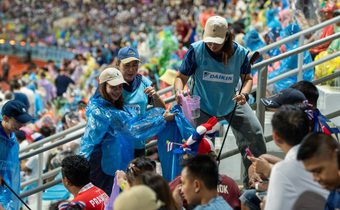 ไดกิ้น ชวนแฟนบอลเป็นจิตอาสา เก็บขยะรอบราชมังฯในเอเชียนคัพ รอบคัดเลือก