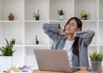 แก้อาการปวดหลัง ปวดเมื่อยชาวออฟฟิศไม่ยาก ปรับพฤติกรรมให้ถูก เลือกเฟอร์นิเจอร์สำนักงานที่ใช่!