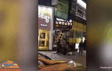 แชร์สนั่น คลิปหนุ่มเกาหลี ทำร้ายกะเทยไทย