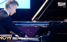 วัยรุ่นรัสเซียสุดเจ๋ง เกิดมาไร้นิ้วแต่โชว์เปียโนคลาสสิก