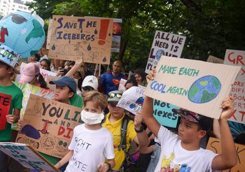 ประมวลภาพ เยาวชนร่วมเดินรณรงค์ เพื่อปกป้องสภาพภูมิอากาศโลก
