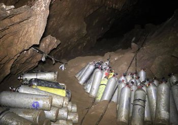 เปิดภาพล่าสุดในถ้ำหลวง พบอุปกรณ์ช่วยกู้ชีพ 13 หมูป่ายังค้างเพียบ