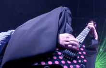 หญิงมุสลิมมือกีตาร์เฮฟวีเมทัล